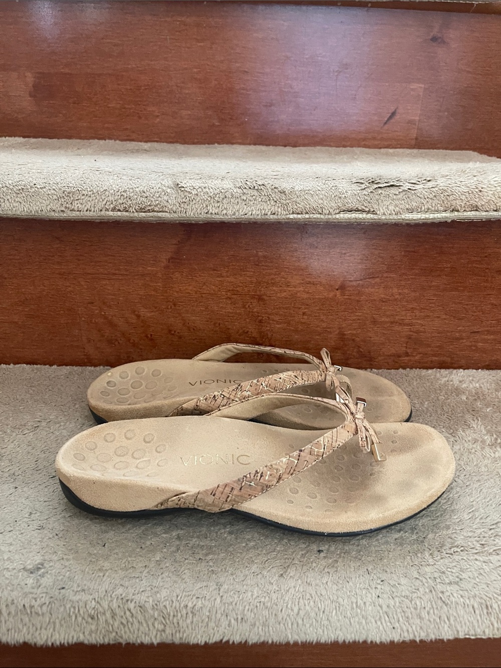 Vionic Women's Tan Thong Sandals with Bow Accent Size 8 Great Condition